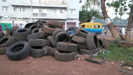 Alte-Gebrauchte-Reifen-Werden-Neben-Der-Straße-In-Bissau-In-Guinea-Bissau,-Westafrika