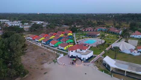 Antena-Sobre-El-Complejo-Básico-De-Hoteles-De-Playa-En-Bakau,-Gambia