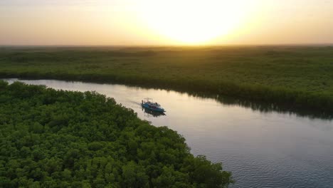 Schöne-Antenne-über-Einem-Kleinen-Boot,-Das-Sich-Entlang-Des-Gambia-Flusses-In-Westafrika-Durch-Mangrovenwälder-Und-Gewundene-Kurven-Bewegt-2