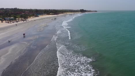 Antena-En-La-Costa-De-Gambia,-África-Occidental