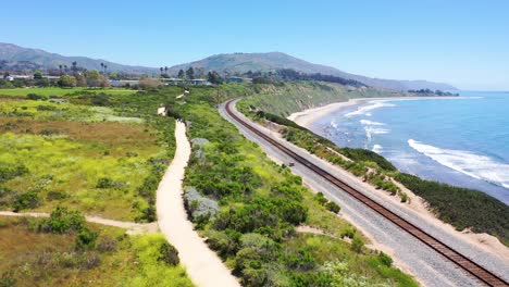 Antenne-über-Küstenweg-Eisenbahngleise-Und-Die-Pazifikküste-In-Der-Nähe-Von-Carpinteria-Santa-Barbara-Kalifornien-Ca