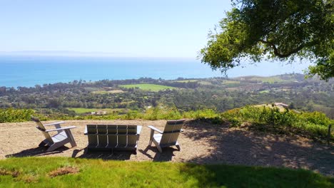 Antenne-über-Gartenmöbeln-Und-Blick-Auf-Carpinteria-California-Und-Die-Einrichtung-Der-Küste-Von-Santa-Barbara-Unten