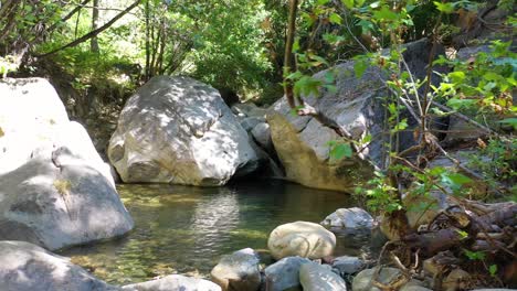 Langsame-Antenne-Um-Einen-Wasserfall-Und-Ein-Bachbeckenwasser,-Das-In-Den-Santa-Ynez-Bergen-Kalifornien-Fließt