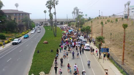 Hohe-Antenne-über-Große-Menschenmengen-In-Der-Straße-Schwarzes-Leben-Ist-Wichtig-Blm-Protestmarsch-Marschiert-Durch-Ventura-Kalifornien-2