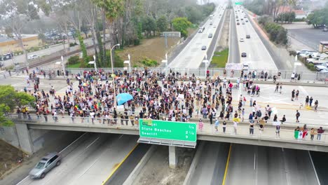 Hohe-Antenne-über-Große-Menschenmengen-Auf-Der-Autobahnüberführung-Schwarze-Leben-Sind-Wichtig-Blm-Protest-In-Ventura-Kalifornien-2
