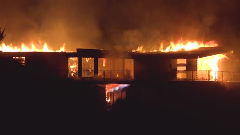 Ein-Großes-Haus-Steht-Während-Des-Tödlichen-Thomas-feuers-In-Ventura-Kalifornien-Vollständig-In-Flammen