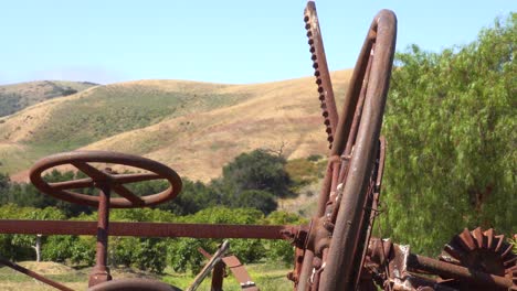 Equipo-Agrícola-Pionero-Oxidado-Se-Encuentra-En-Un-Rancho-En-Las-Montañas-De-Santa-Ynez-De-California