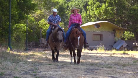 Una-Pareja-De-Jubilados-Disfruta-De-La-Jubilación-A-Caballo-A-Caballo-En-Un-Rancho-En-Santa-Bárbara,-California