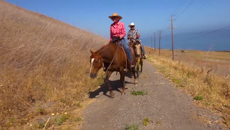 Ein-Rentnerehepaar-Genießt-Den-Ruhestand,-Reiten-Auf-Einer-Ranch-In-Santa-Barbara,-Kalifornien-1