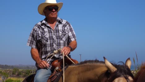 Un-Vaquero-Senior-Monta-Su-Caballo-Con-Sombrero-Grande-En-Un-Rancho