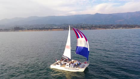 Vista-Aérea-Over-A-Catamaran-Sailboat-Sailing-Off-The-Coast-Of-Santa-Barbara-California-2
