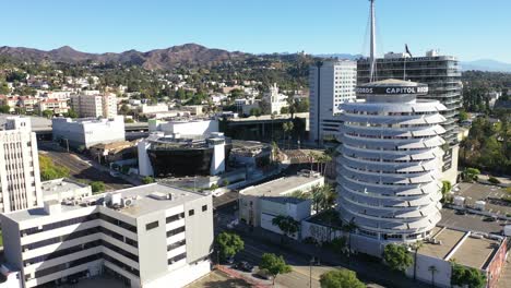 La-Antena-De-Las-Colinas-De-Hollywood-Incluye-El-Edificio-Capitol-Records,-El-Observatorio-Del-Parque-Griffith-Y-La-Autopista-1-De-Hollywood.