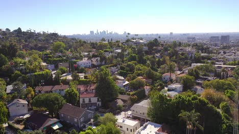 Schöne-Antenne-über-Den-Hügeln-Von-Hollywood,-Die-Die-Skyline-Von-Downtown-Los-Angeles-Enthüllt?