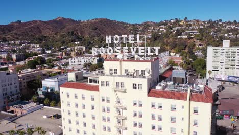 Aerial-Approach-Hotel-Roosevelt-Am-Hollywood-Boulevard-In-Der-Innenstadt-Von-Hollywood-Kalifornien-1