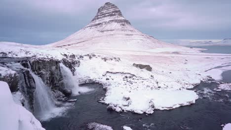 Wasserfälle-Fließen-Im-Winter-In-Der-Nähe-Des-Berges-Kirkjufell-Auf-Der-Halbinsel-Snaefellsne-In-Islandne