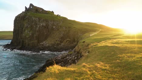 Die-Duntulm-Castle-Ruine-Ist-Bei-Sonnenuntergang-Auf-Der-Isle-Of-Skye-In-Schottland-Zu-Sehen