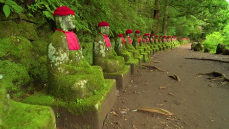 Die-Narabijizo-statuen-Sind-In-Einem-Bewaldeten-Gebiet-Von-Nikko-Japan-4-.-Zu-Sehen