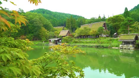 La-Aldea-Folclórica-De-Hida-Se-Ve-En-Un-Día-Nublado-En-Takayama,-Japón.