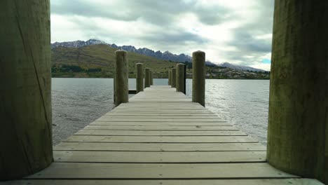 Una-Vista-Desde-El-Muelle-Muestra-El-Lago-Wakatipu-Y-Sus-Montañas-Nevadas-Circundantes-En-Queenstown,-Nueva-Zelanda