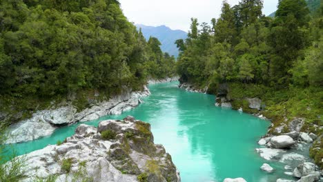 The-scenic-Hokitika-Río-is-seen-in-Kokatahi-New-Zealand