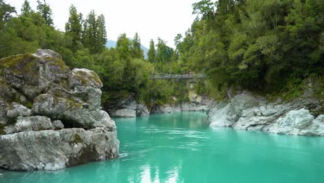 Se-Ve-Un-Puente-Cruzando-El-Desfiladero-De-Hokitika-En-Kokatahi,-Nueva-Zelanda