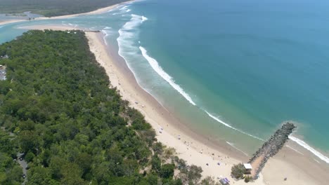 Eine-Luftaufnahme-Zeigt-Touristen,-Die-Den-Strand-In-Der-Grafschaft-Noosa-In-Queensland-Australien-Genießen-2