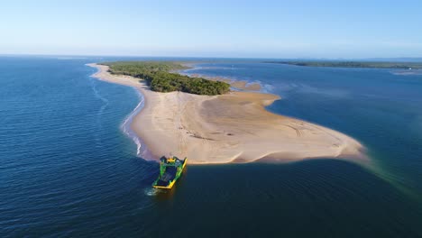 Ein-Van-Fährt-Von-Einem-Großen-Schiff-Auf-Den-Rainbow-Beach-In-Queensland,-Australien