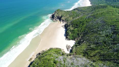 Eine-Luftaufnahme-Zeigt-Den-Weißen-Strand-In-Byron&#39;s-Bay-Australien