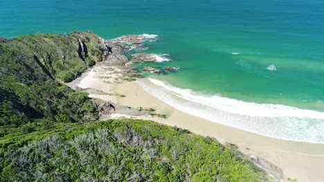 Eine-Luftaufnahme-Zeigt-Wellen-Am-Whites-Beach-In-Byron-Bay,-Australien-1-Aus