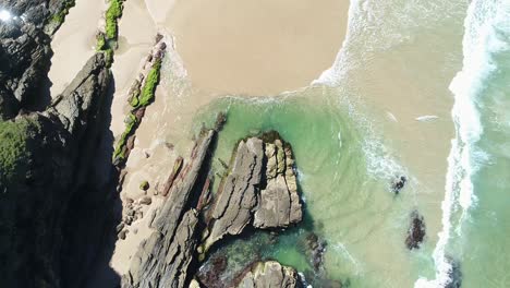 Eine-Luftaufnahme-Zeigt-Schwimmer,-Die-Den-Weißen-Strand-In-Byron&#39;s-Bay-Australien-Genießen