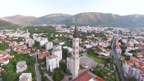 Una-Vista-Aérea-Muestra-La-Ciudad-De-Mostar-Bosnia-Con-El-Monasterio-Franciscano