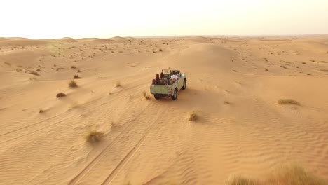Touristen-Fahren-Durch-Eine-Wüste-In-Dubai-Vereinigte-Arabische-Emirate