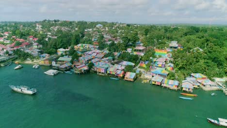 Eine-Luftaufnahme-Zeigt-Die-Bunten-Gebäude-Und-Boote-Des-Regenbogendorfes-Auf-Den-Kai-inseln-Indonesien-1