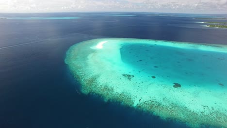 Eine-Luftaufnahme-Zeigt-Eine-Sandinsel-Auf-Den-Malediven