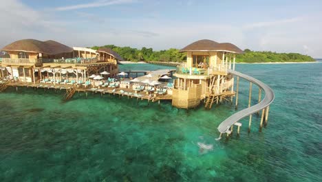 Una-Mujer-Baja-Por-Un-Tobogán-De-Agua-En-Un-Resort-En-Una-Isla-De-Maldivas