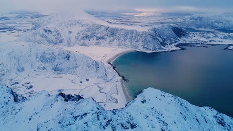 Eine-Luftaufnahme-Zeigt-Winterliche-Berge-Nahe-Der-Küste-Der-Lofoten-In-Norwegen