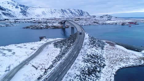 Ein-Van-Fährt-über-Eine-Brücke-Auf-Den-Winterlichen-Lofoten-Norwegen