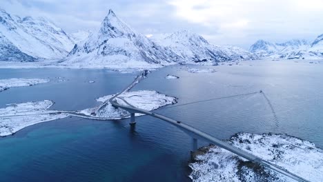Autos-Fahren-über-Brücken,-Die-Die-Winterlichen-Lofoten-In-Norwegen-Verbinden