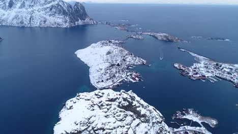 Una-Vista-Aérea-Muestra-Las-Islas-Lofoten-Nevadas-De-Noruega
