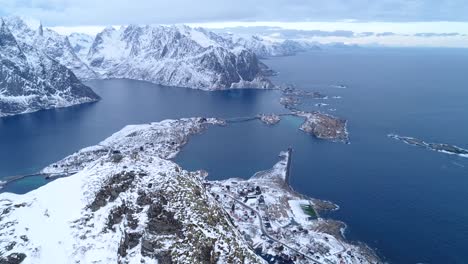 Eine-Luftaufnahme-Zeigt-Die-Schneebedeckten-Lofoten-inseln-Norwegens-1