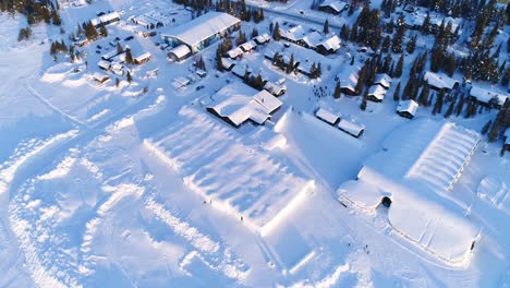 Eine-Luftaufnahme-Zeigt-Touristen,-Die-In-Einem-Eishotel-In-Kiruna-Schweden-Ankommen