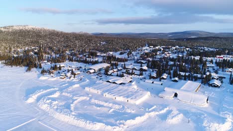 Eine-Luftaufnahme-Zeigt-Das-Waldgebiet-Um-Ein-Eishotel-In-Kiruna-Schweden