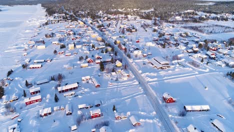 Eine-Luftaufnahme-Zeigt-Die-Bunten-Häuser-In-Der-Nähe-Eines-Waldes-In-Der-Winterlichen-Stadt-Kiruna-Schweden