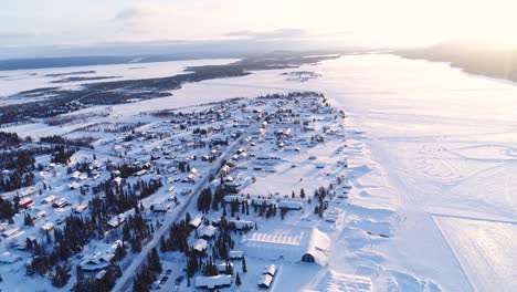 Eine-Luftaufnahme-Zeigt-Die-Bunten-Häuser-In-Der-Nähe-Eines-Waldes-In-Der-Winterlichen-Stadt-Kiruna-Schweden-1