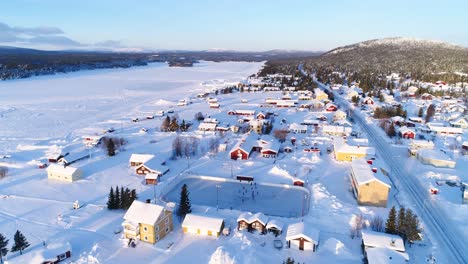 Eine-Luftaufnahme-Zeigt-Die-Bunten-Häuser-In-Der-Nähe-Eines-Waldes-In-Der-Winterlichen-Stadt-Kiruna-Schweden-2