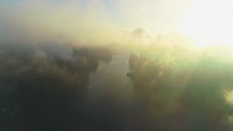 Una-Vista-Aérea-Muestra-El-Parque-Nacional-Khao-Sok-En-Surat-Thani-Tailandia-A-Través-De-La-Bruma-De-Las-Nubes.