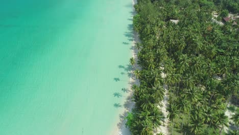 Eine-Luftaufnahme-Zeigt-Einen-Palmen-Gesäumten-Strand-In-Ko-Kut-Thailand