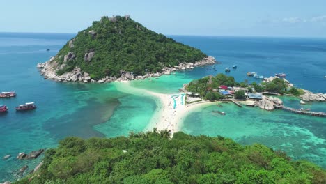 Eine-Luftaufnahme-Zeigt-Boote,-Die-In-Der-Nähe-Verankert-Sind,-Und-Touristen,-Die-Sich-Auf-Den-Miteinander-Verbundenen-Ko-Tao-Inseln-In-Thailand-Entspannen-2