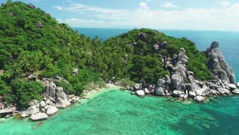 Eine-Luftaufnahme-Zeigt-Touristen,-Die-Einen-Felsigen-Hafen-Von-Ko-Tao-Thailand-Erkunden