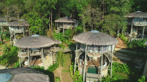 Los-Turistas-Disfrutan-De-Alojamientos-Tropicales-En-Un-Resort-De-La-Selva-De-Tailandia